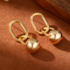 Boucles d’Oreilles Dorées à Doubles Maillons et Boule Pendante