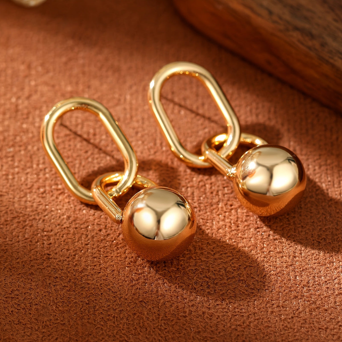 Boucles d’Oreilles Dorées à Doubles Maillons et Boule Pendante
