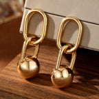 Boucles d’Oreilles Dorées à Doubles Maillons et Boule Pendante
