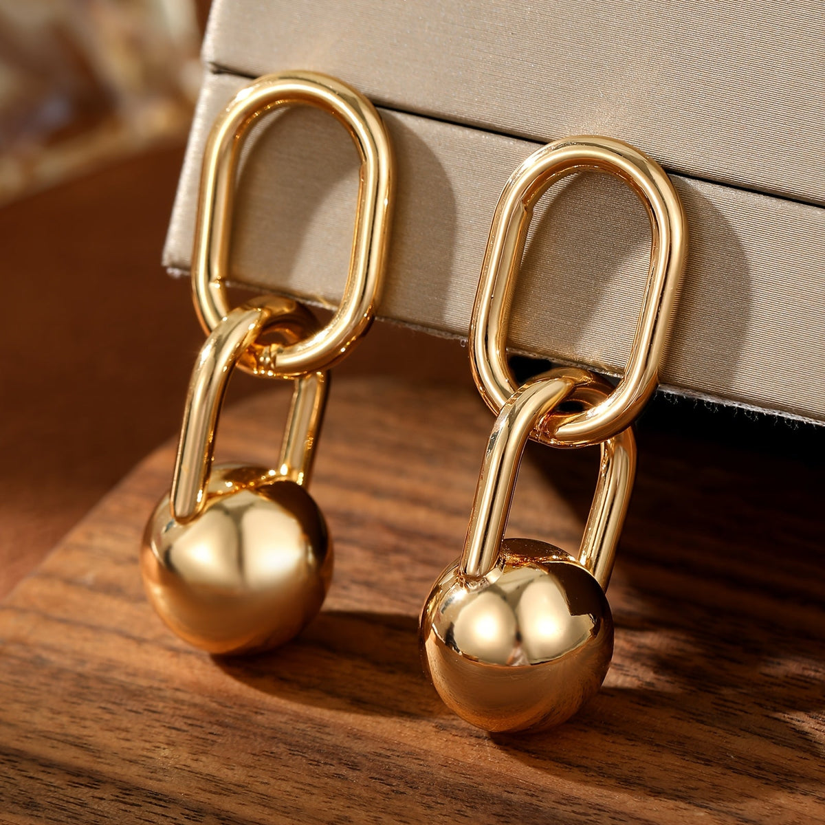 Boucles d’Oreilles Dorées à Doubles Maillons et Boule Pendante