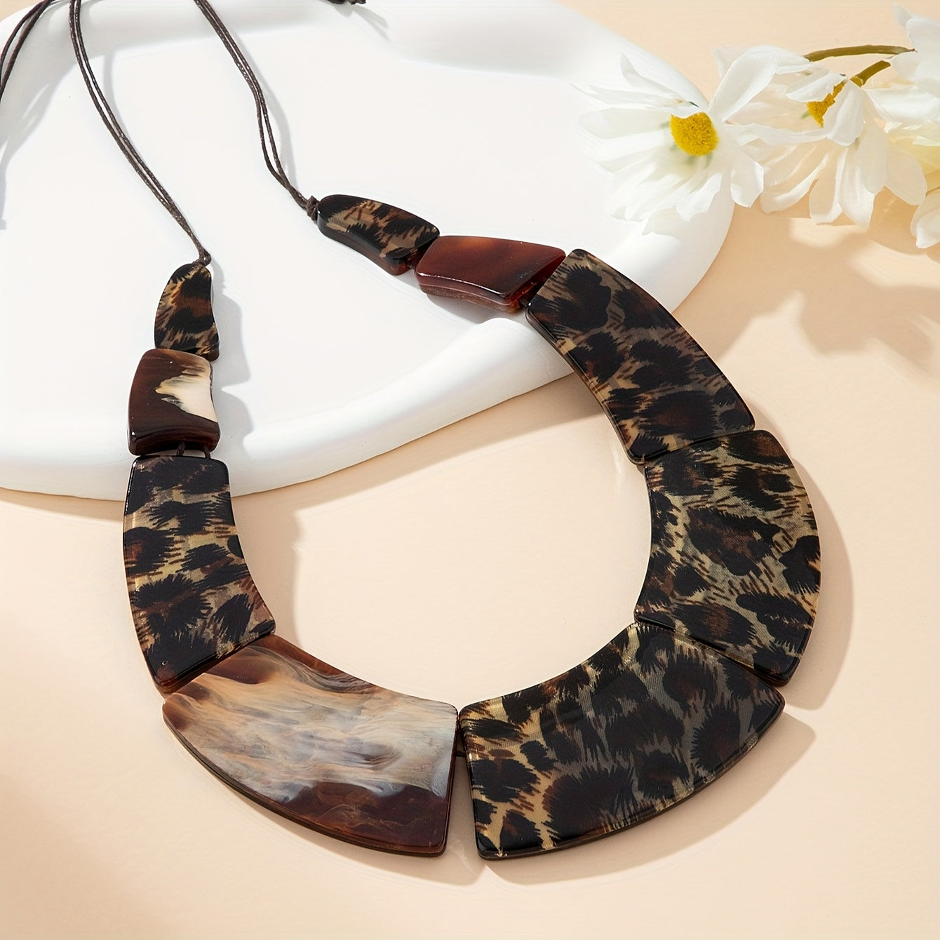 Collier Plastron Bohème Motif Léopard en Résine
