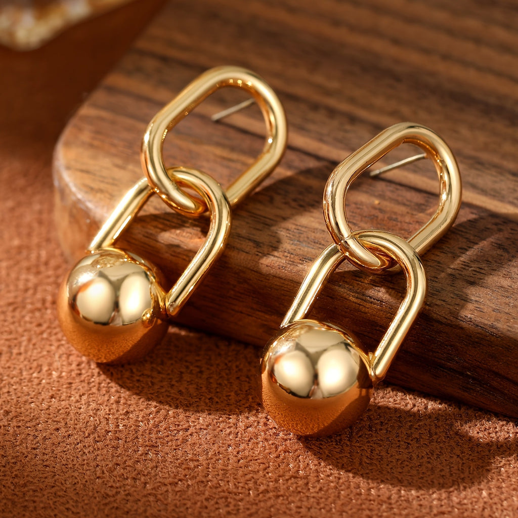 Boucles d’Oreilles Dorées à Doubles Maillons et Boule Pendante