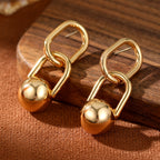 Boucles d’Oreilles Dorées à Doubles Maillons et Boule Pendante