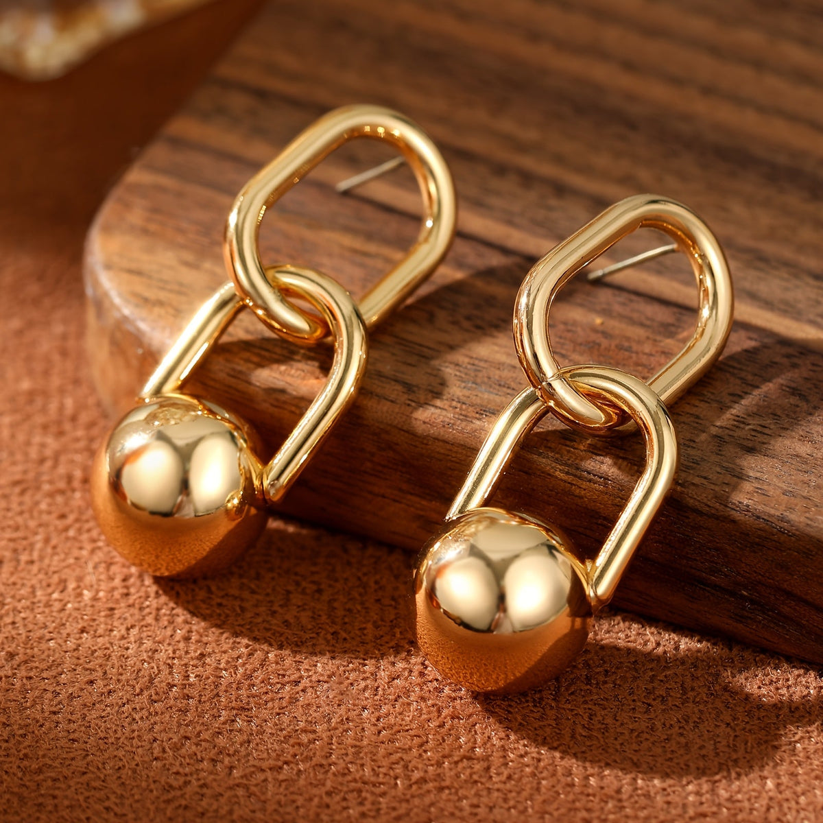 Boucles d’Oreilles Dorées à Doubles Maillons et Boule Pendante