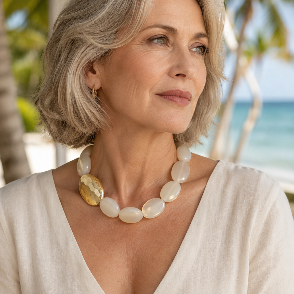 Collier Bohème à Perles Ovales Ivoire et Disque Doré