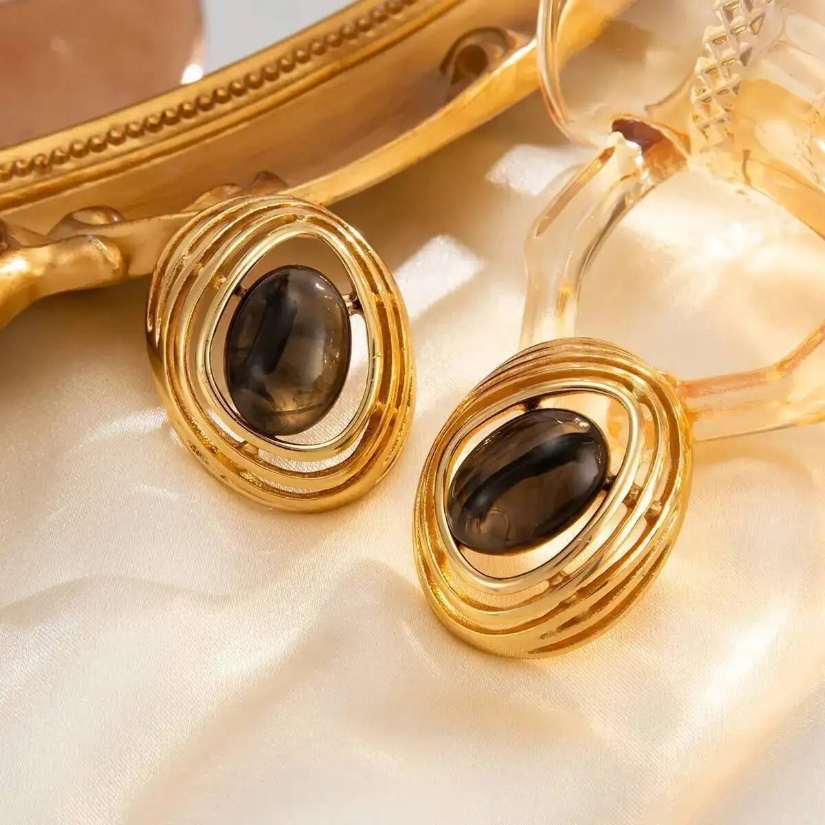 Boucles d’Oreilles à Tige Dorées avec Pierre Verte et Design Organique