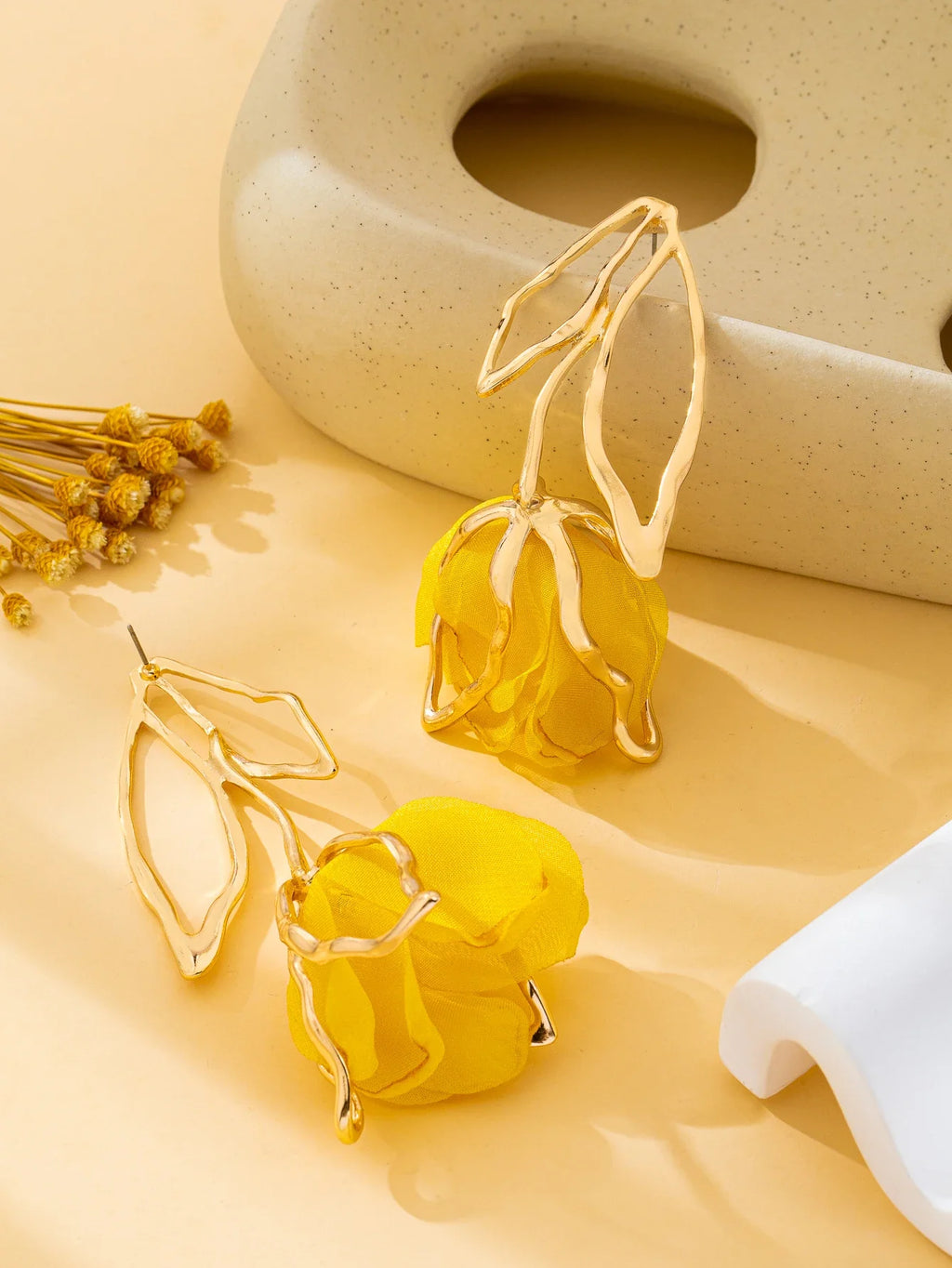 Boucles d’Oreilles Fleur Dorée aux Pétales en Tissu Jaune