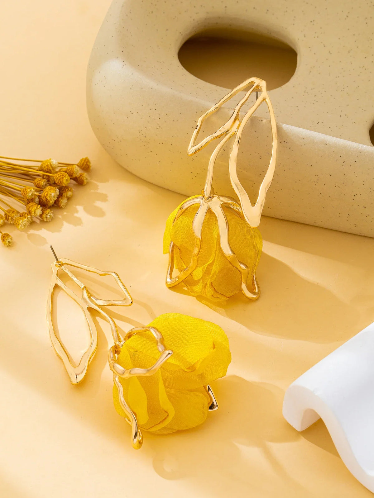 Boucles d’Oreilles Fleur Dorée aux Pétales en Tissu Jaune