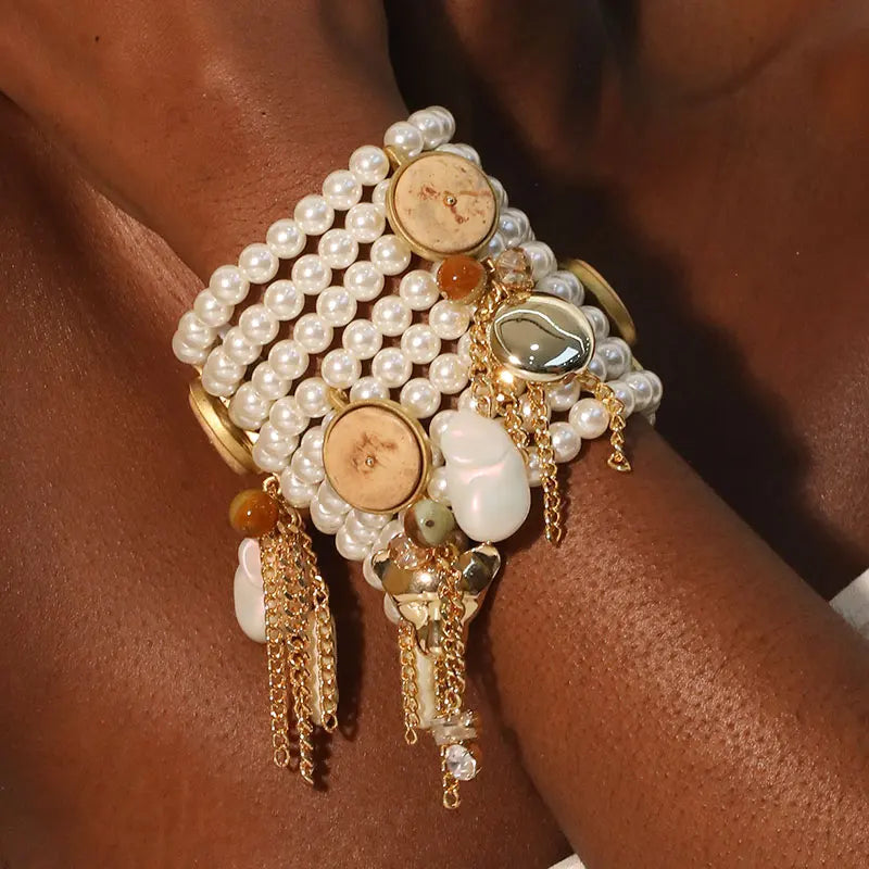 Parure de Bracelets en Perles et Détails Dorés.