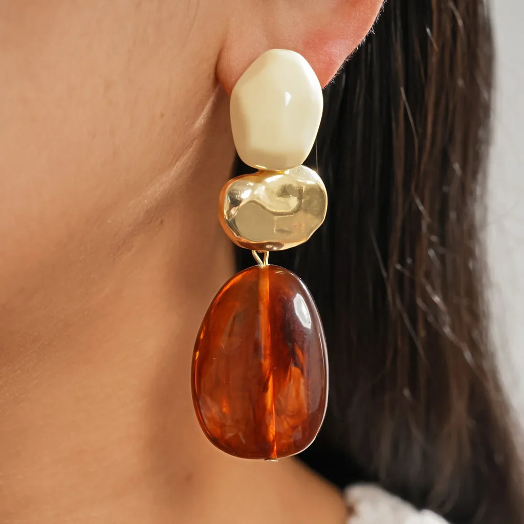 Boucles d’Oreilles Géométriques en Résine Couleur Ambre