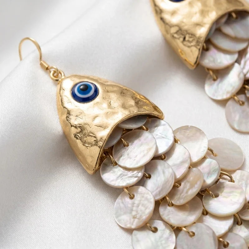 Boucles d’Oreilles Maxi Dorées avec Nacre et Pendentif Organique