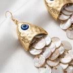 Boucles d’Oreilles Maxi Dorées avec Nacre et Pendentif Organique