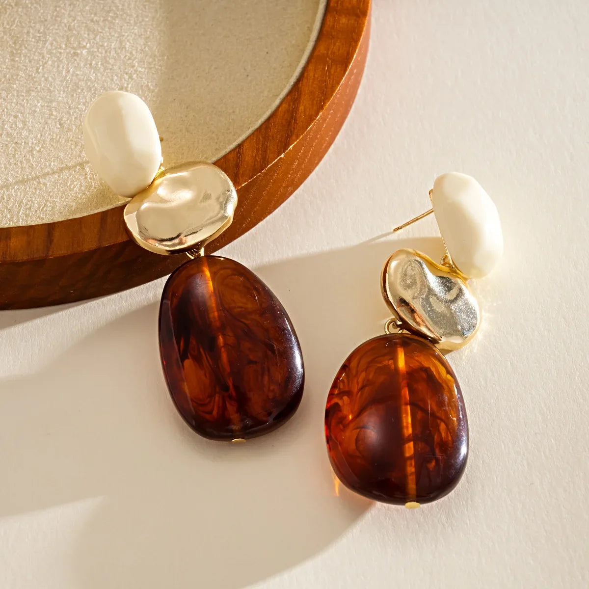 Boucles d’Oreilles Géométriques en Résine Couleur Ambre