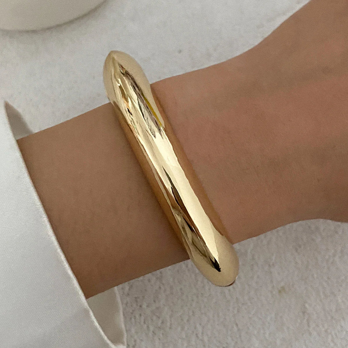 Bracelets larges en résine marbrée et métal doré