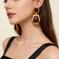 Boucles d’Oreilles Géométriques Dorées en Résine Bordeaux