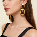 Boucles d’Oreilles Géométriques Dorées en Résine Bordeaux