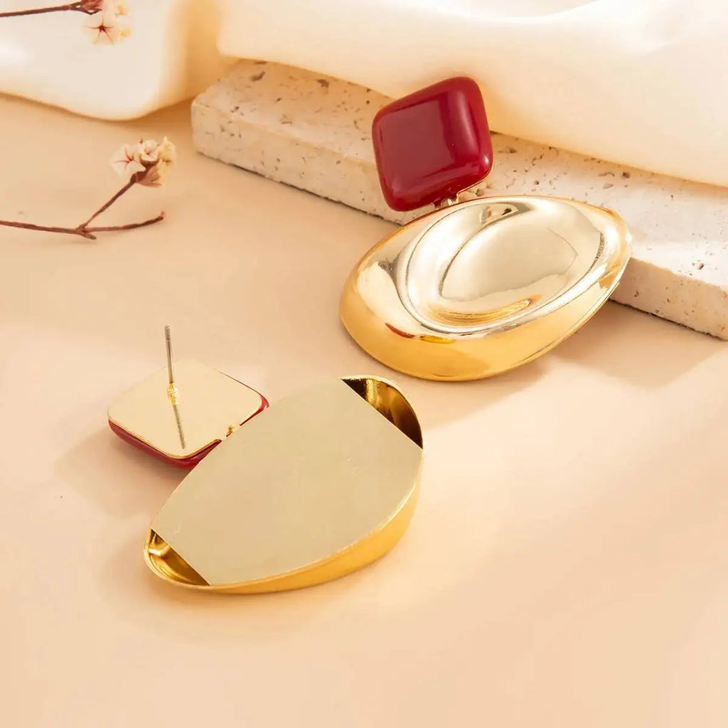 Boucles d’Oreilles Dorées en Résine Rouge au Design Organique