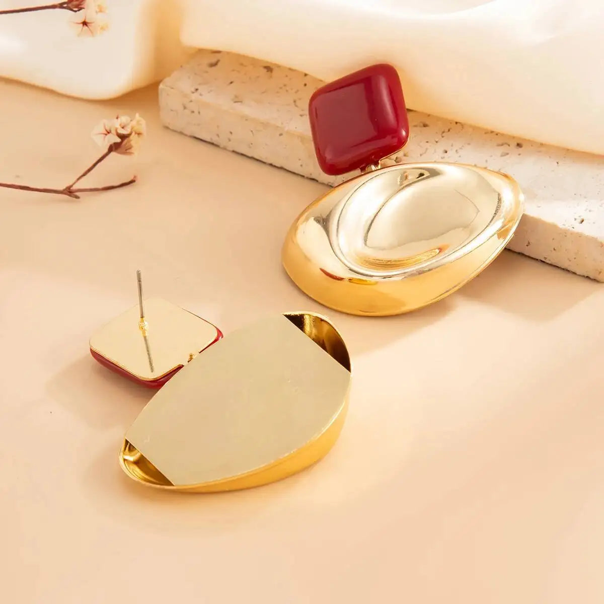 Boucles d’Oreilles Dorées en Résine Rouge au Design Organique