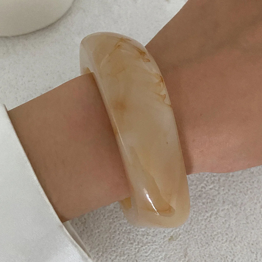 Bracelets larges en résine marbrée et métal doré