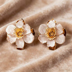 Boucles d’Oreilles Maxi Fleur Blanche aux Détails Dorés