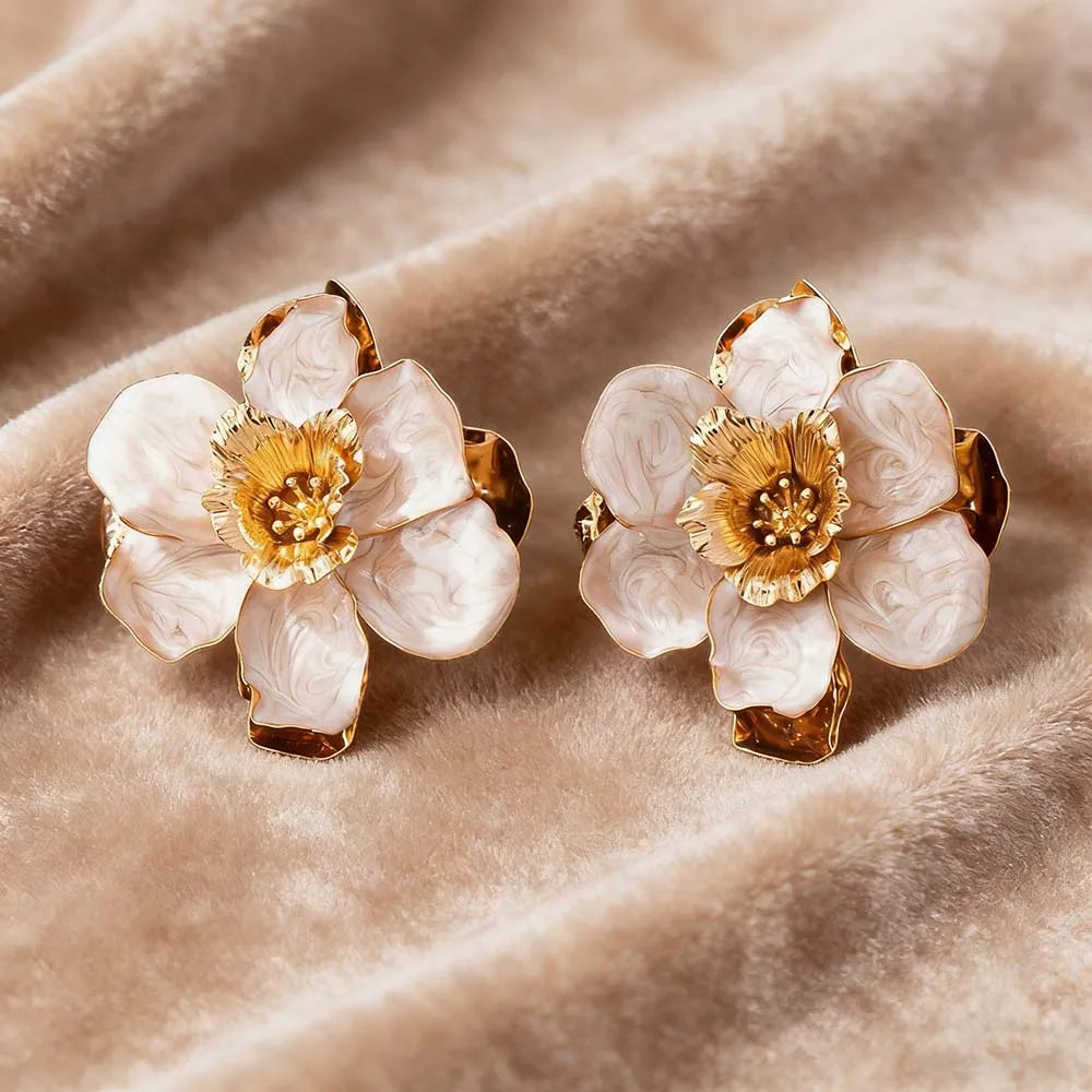 Boucles d’Oreilles Maxi Fleur Blanche aux Détails Dorés