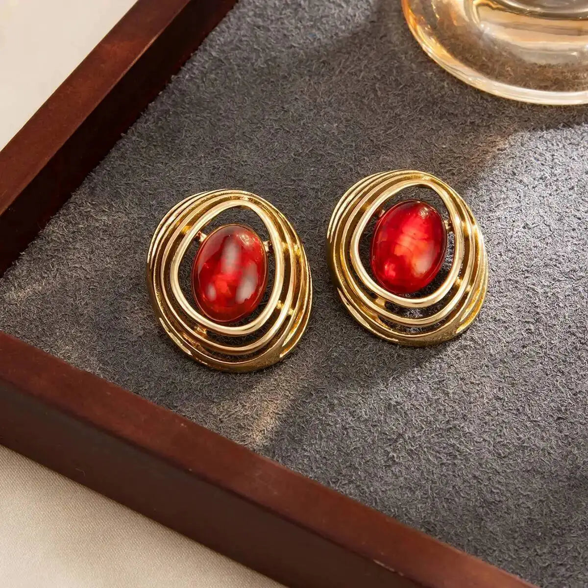 Boucles d’Oreilles à Tige Dorées avec Pierre Verte et Design Organique