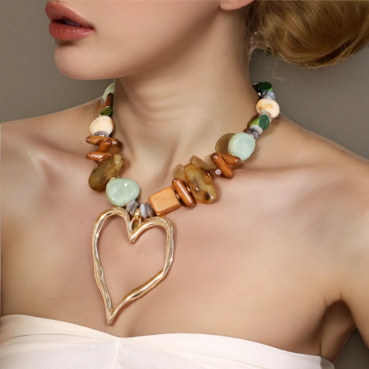 Collier Cœur Solaire – Bijou artisanal pour femme en pierres naturelles