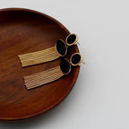 Boucles d’Oreilles Dorées à Ornements Noirs et Franges de Chaînes