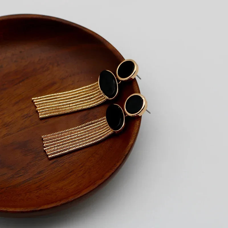 Boucles d’Oreilles Dorées à Ornements Noirs et Franges de Chaînes