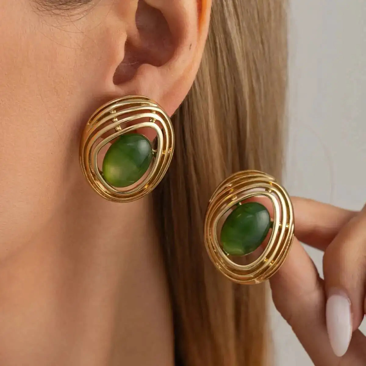 Boucles d’Oreilles à Tige Dorées avec Pierre Verte et Design Organique