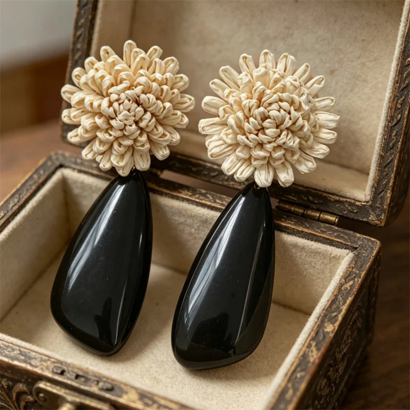 Boucles d’Oreilles Vintage Françaises avec Fleur Artisanale et Goutte Noire