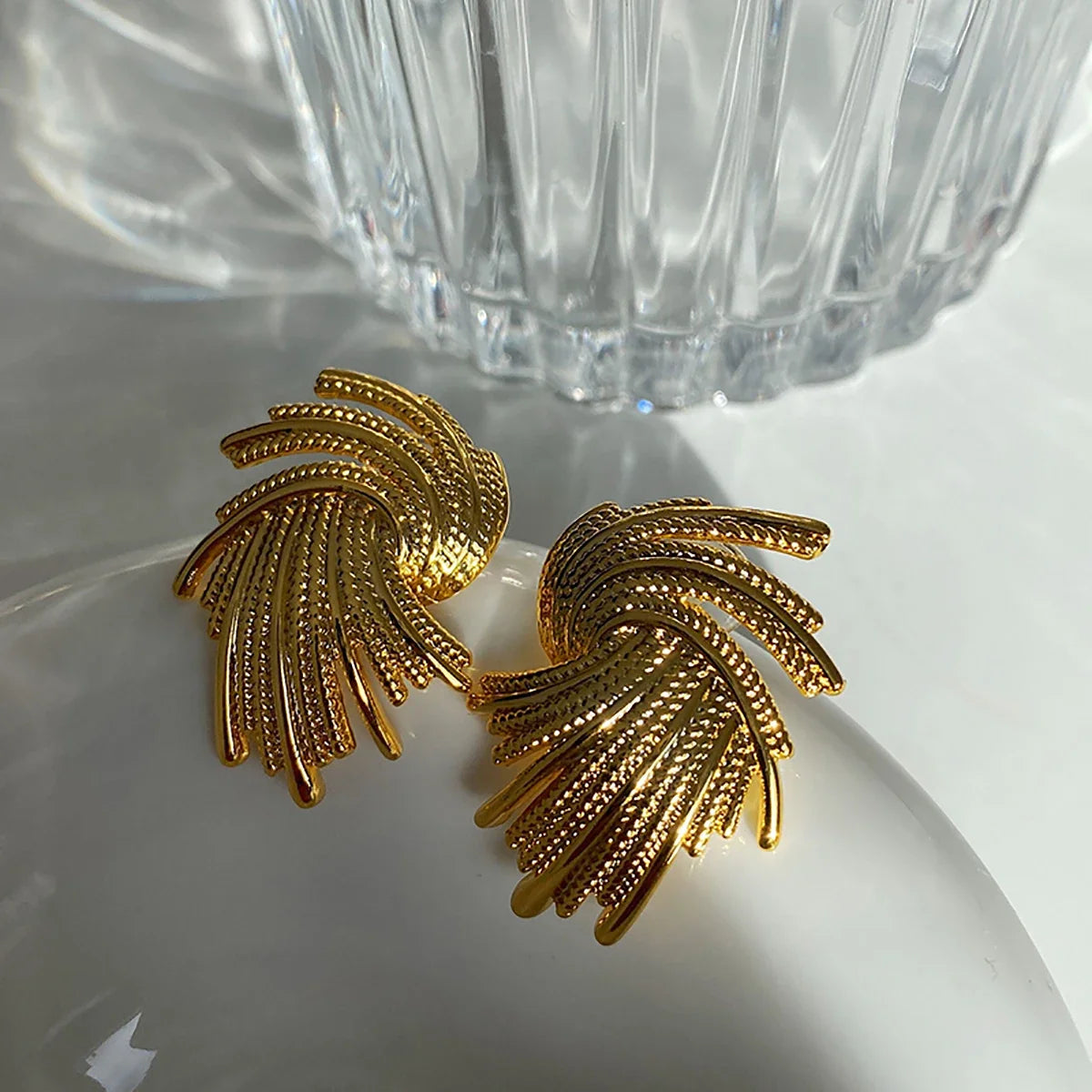 Boucles d’Oreilles Dorées Sculpturales en Éventail