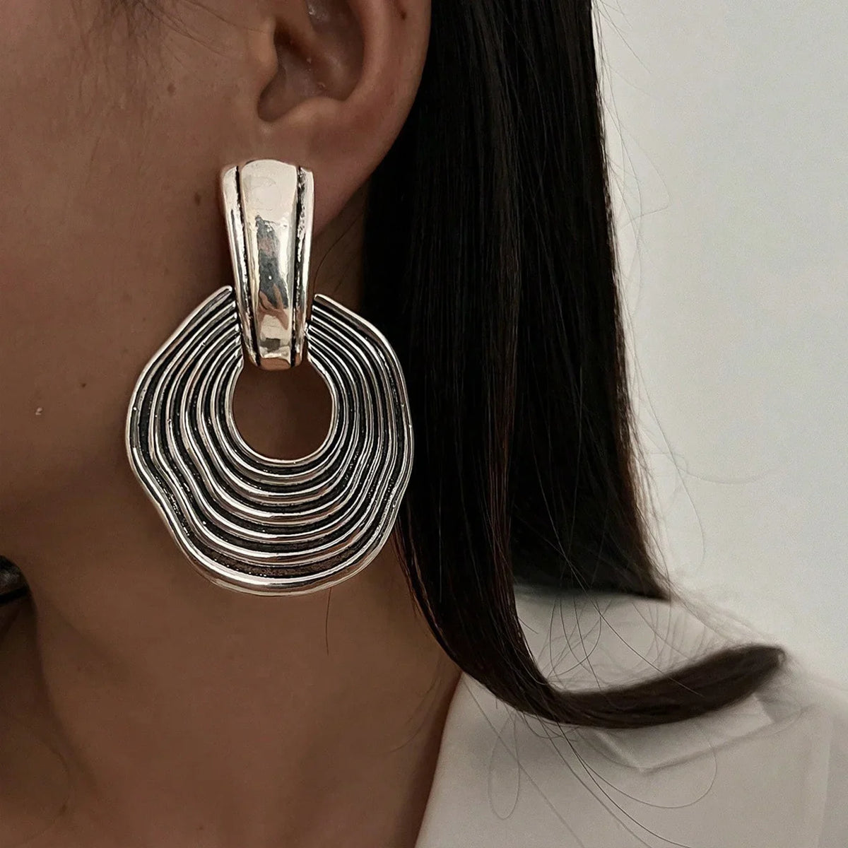 Boucles d’Oreilles Géométriques Argentées au Design Superposé