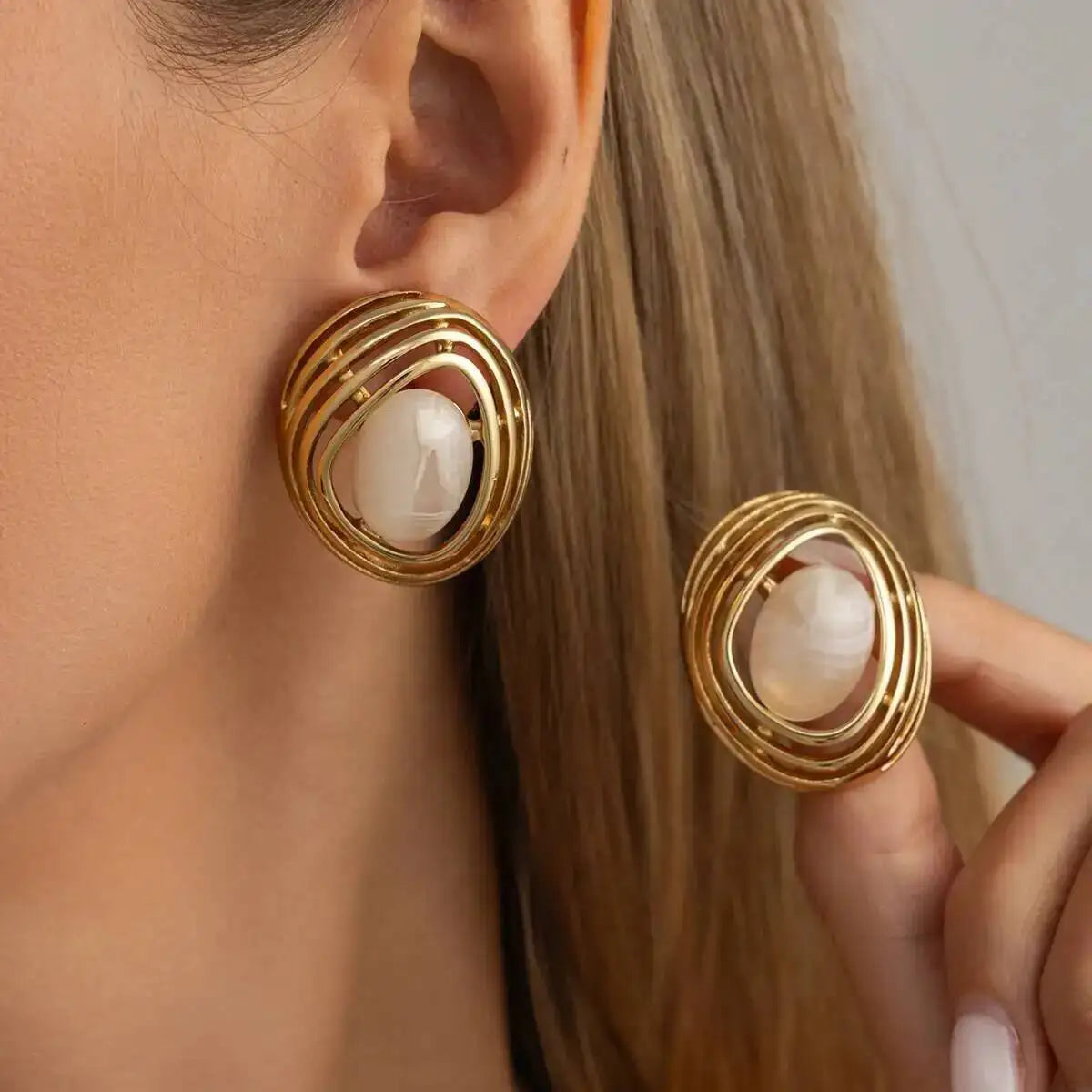 Boucles d’Oreilles à Tige Dorées avec Pierre Verte et Design Organique