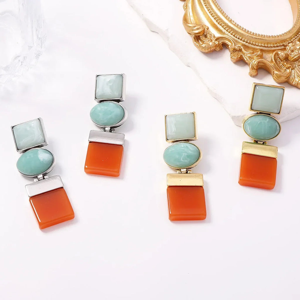 Boucles d’Oreilles Géométriques Dorées en Résine Verte et Orange