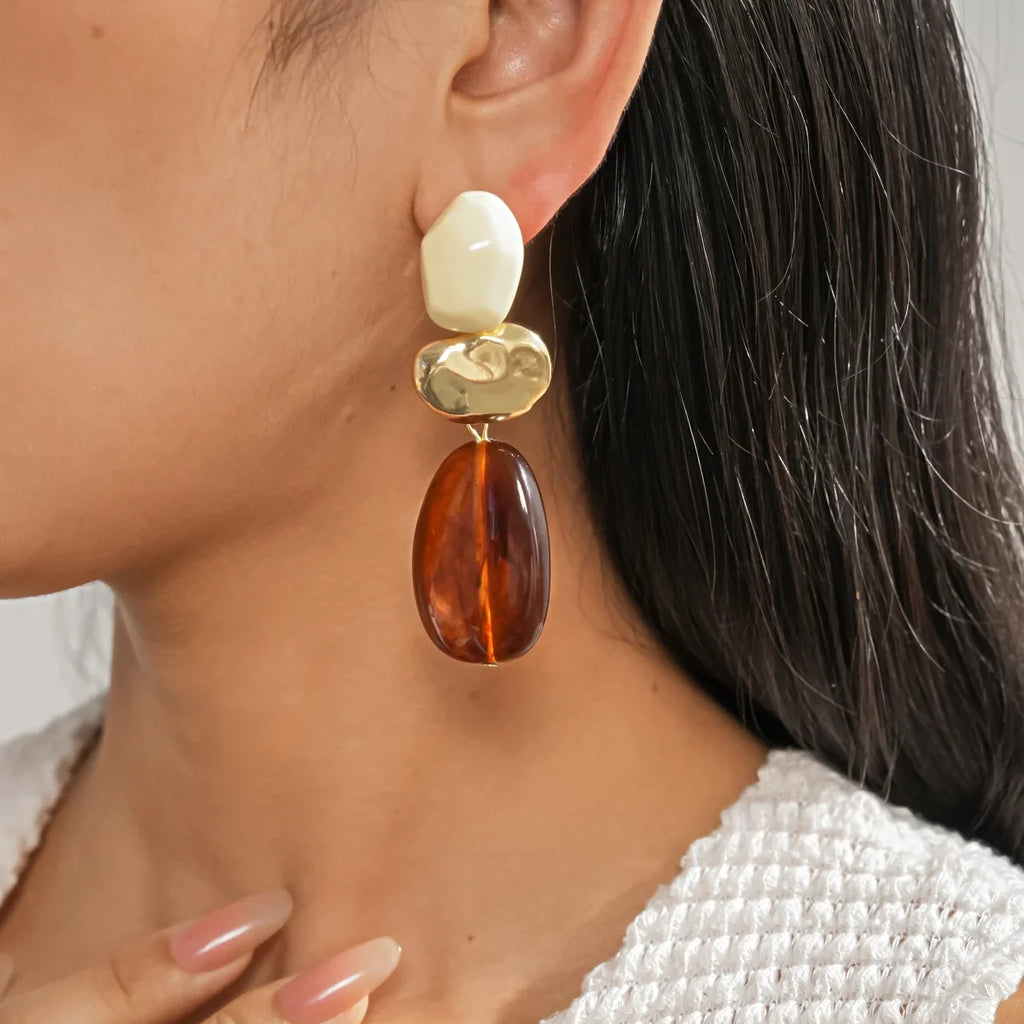Boucles d’Oreilles Géométriques en Résine Couleur Ambre