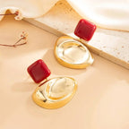 Boucles d’Oreilles Dorées en Résine Rouge au Design Organique