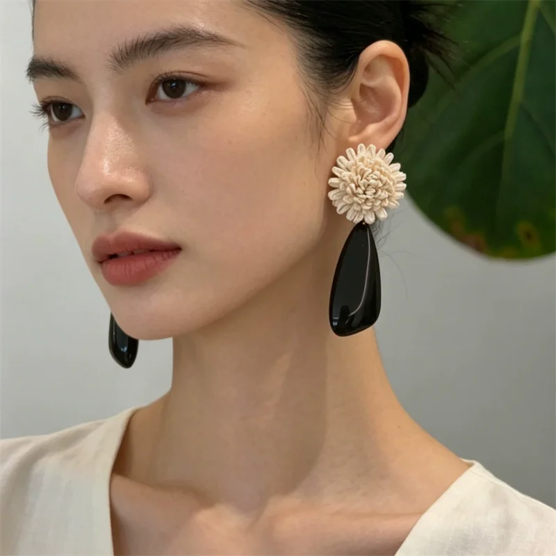 Boucles d’Oreilles Vintage Françaises avec Fleur Artisanale et Goutte Noire