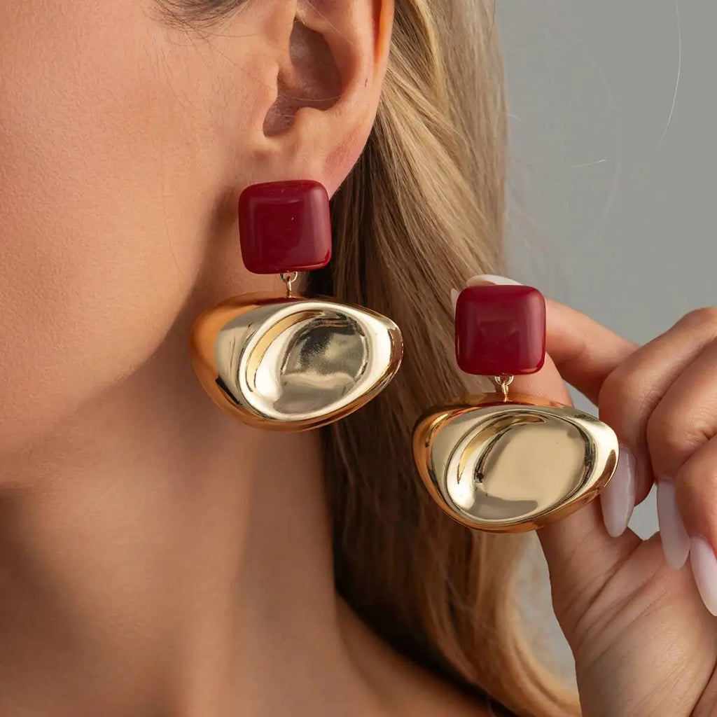 Boucles d’Oreilles Dorées en Résine Rouge au Design Organique