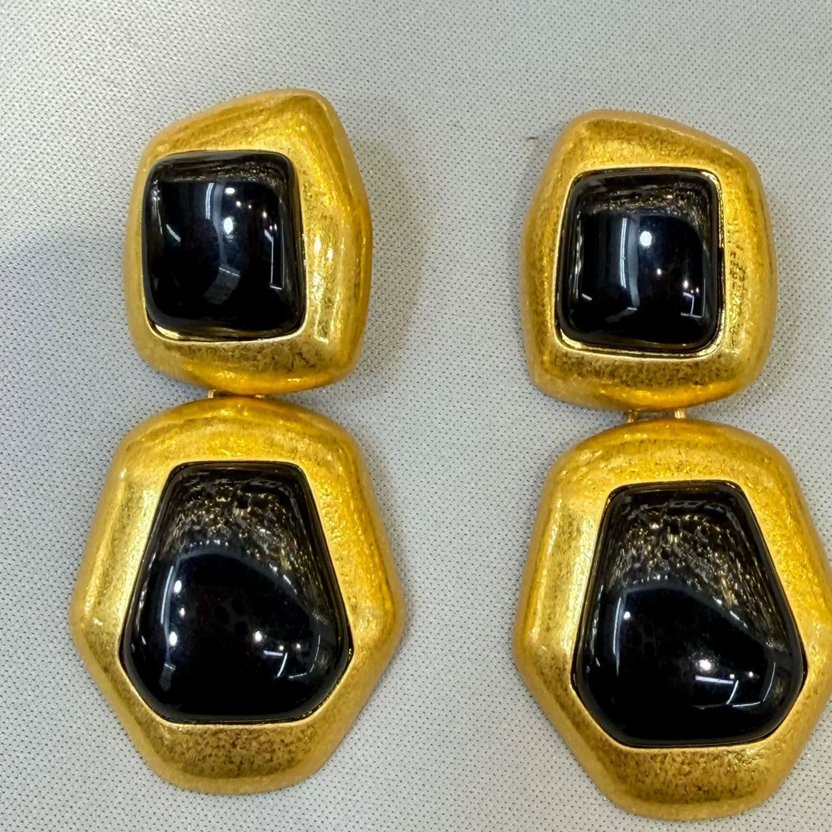 Boucles d’Oreilles Géométriques Dorées en Résine Bordeaux