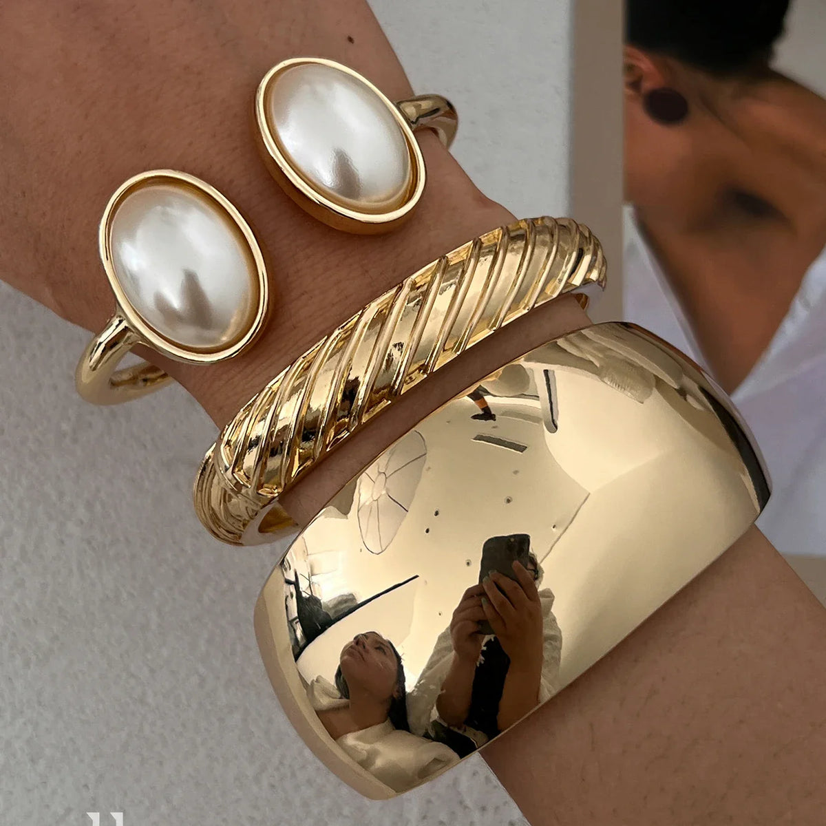 Bracelets joncs géométriques dorés au style affirmé