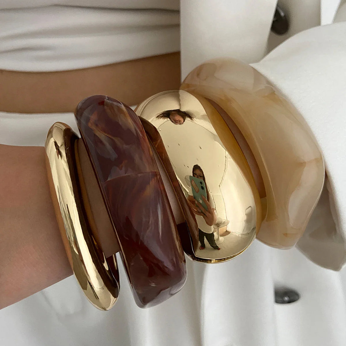 Bracelets larges en résine marbrée et métal doré