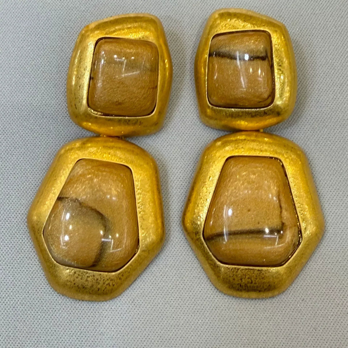 Boucles d’Oreilles Géométriques Dorées en Résine Bordeaux