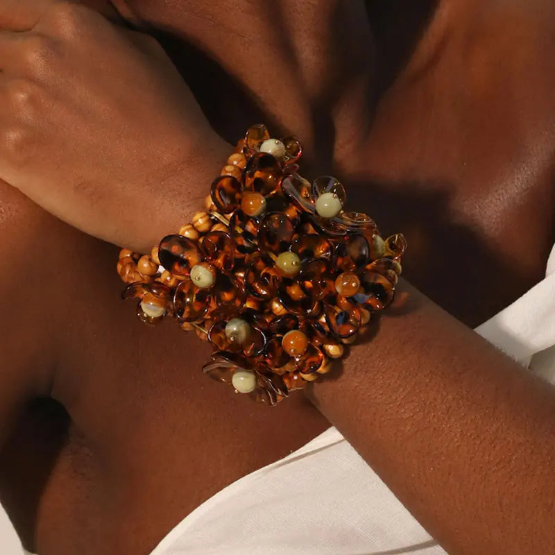 Maxi bracelet artisanal en bois et fleurs en résine