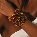 Statement-Armband Hölzer & Blumen — Handgefertigtes Maxi-Armband mit floralem Detail