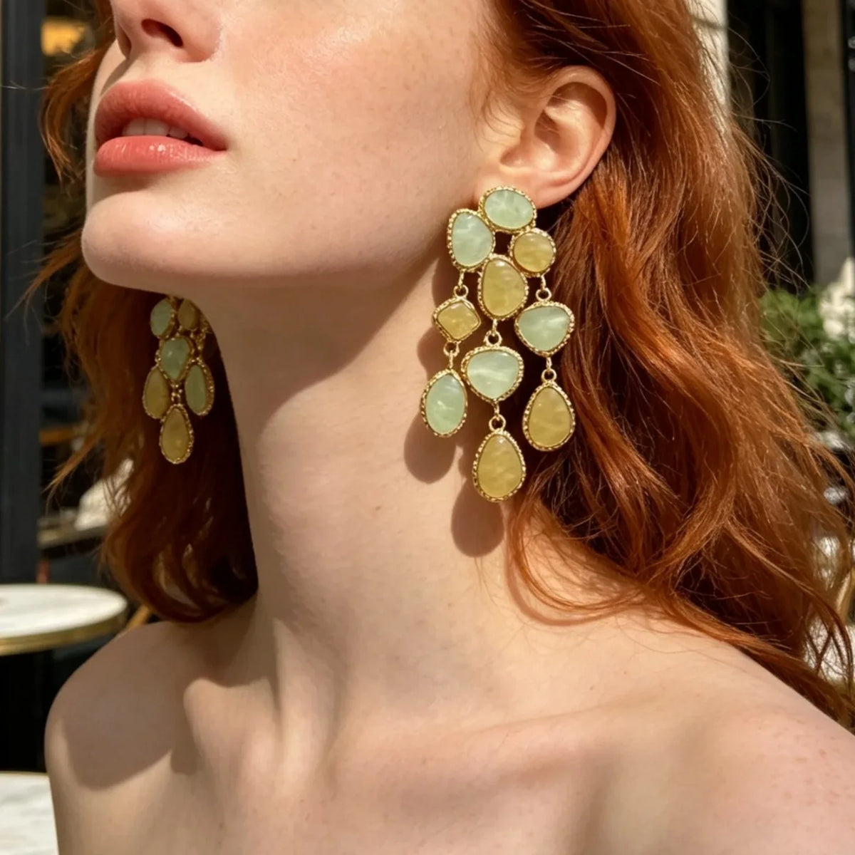 Boucles d’Oreilles Dorées aux Pierres Vertes et Jaunes