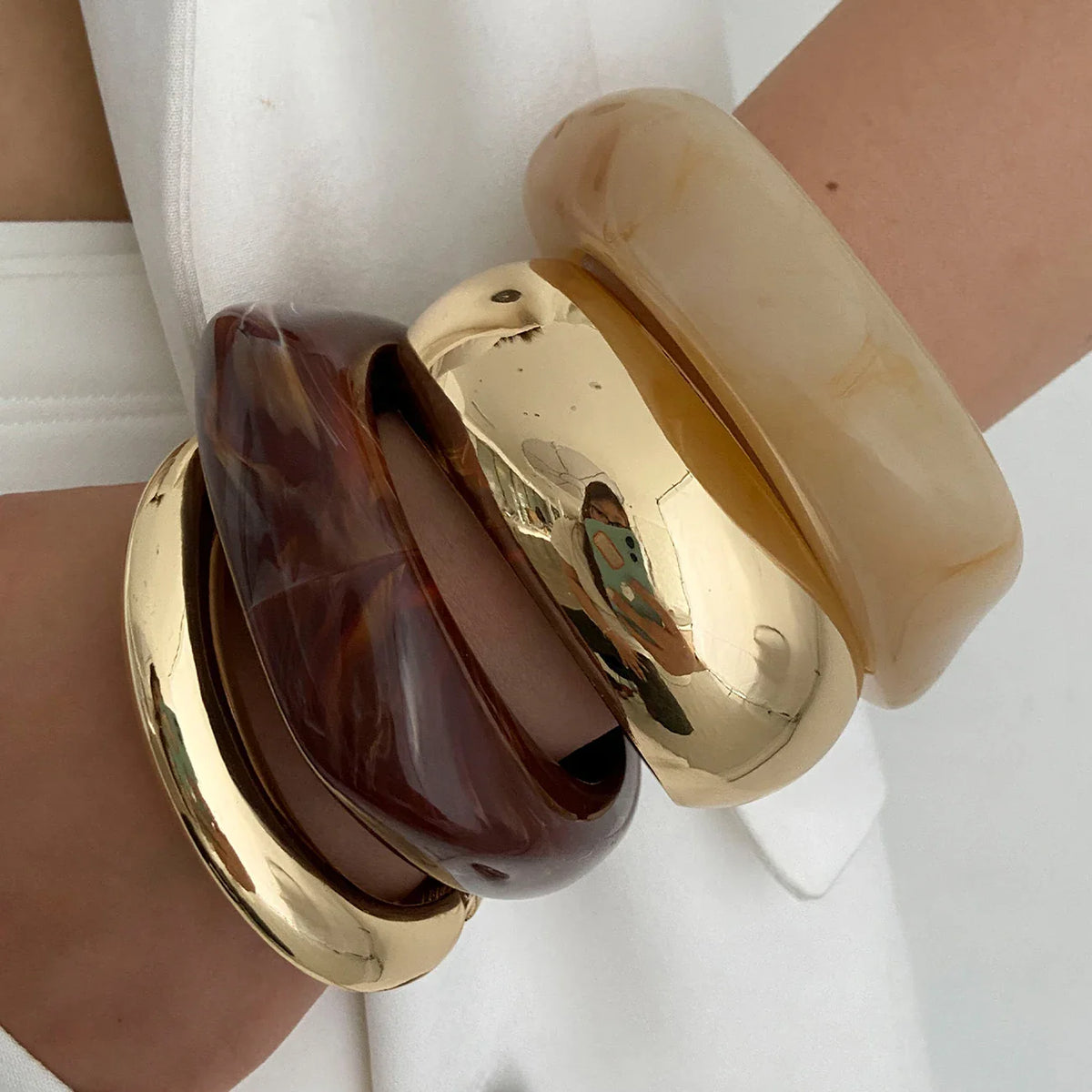 Bracelets larges en résine marbrée et métal doré