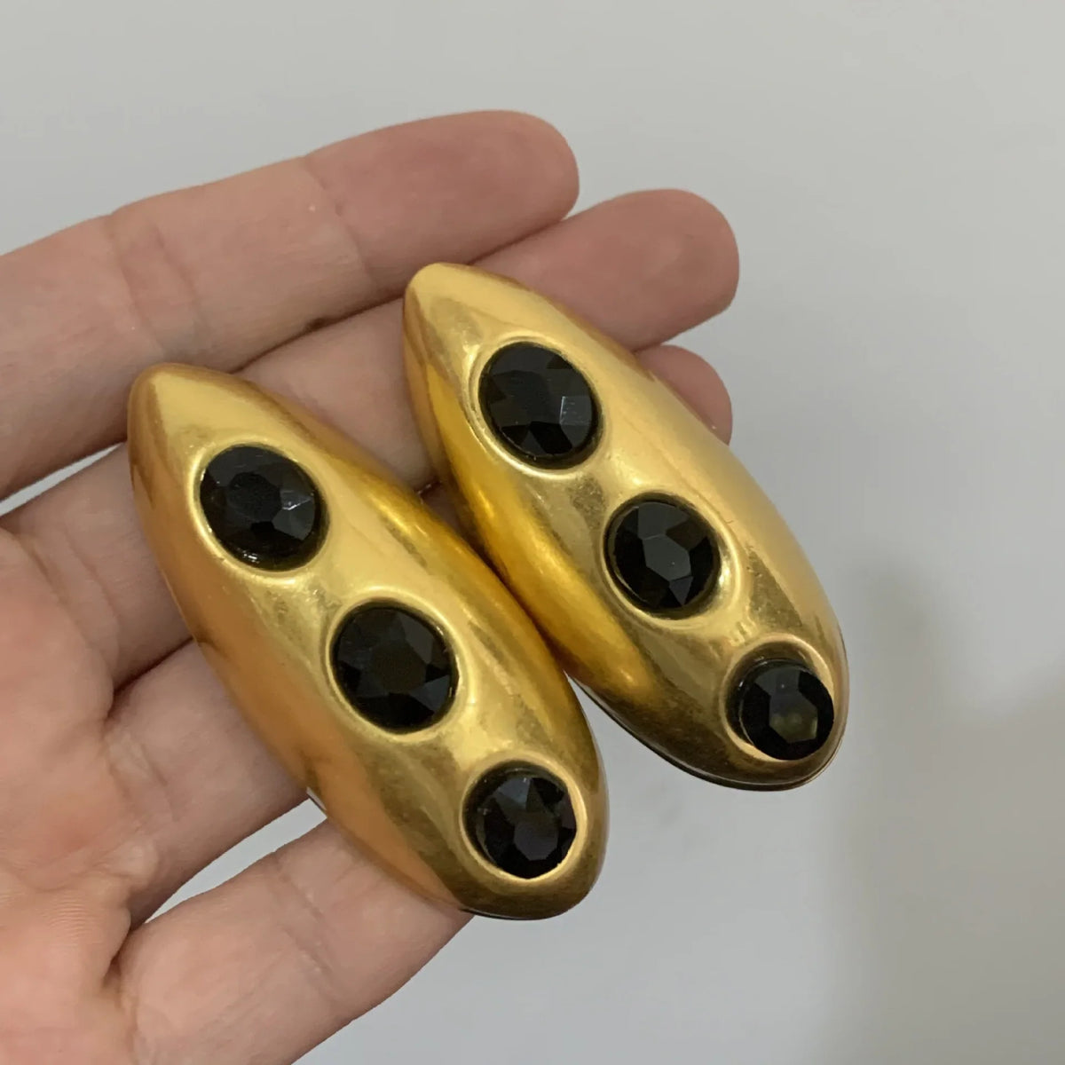Boucles d’Oreilles Maxi Dorées aux Pierres Noires