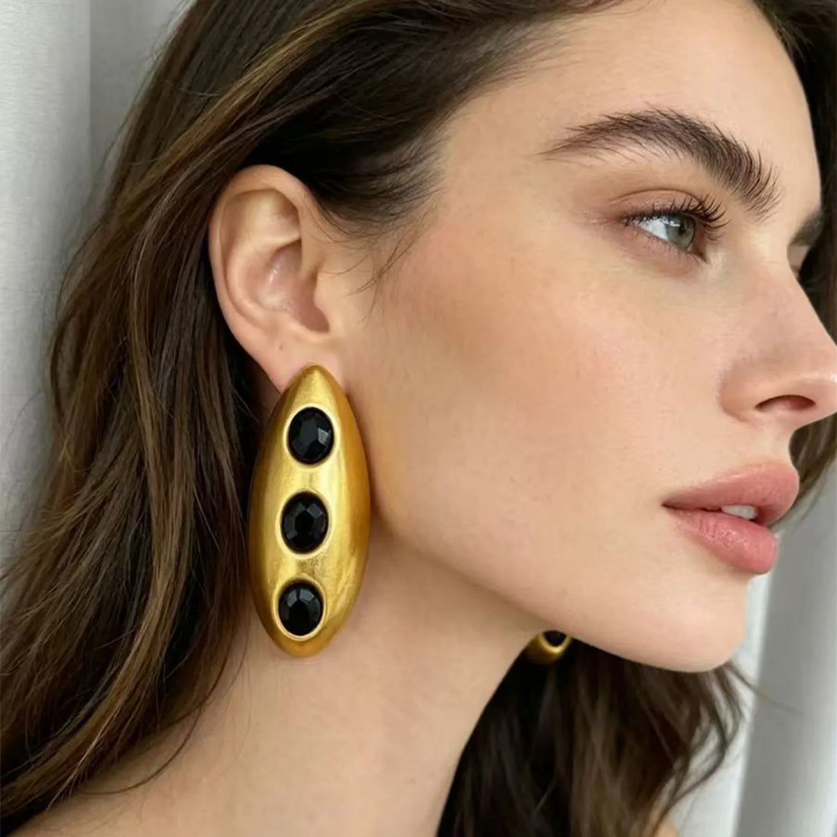 Boucles d’Oreilles Maxi Dorées aux Pierres Noires