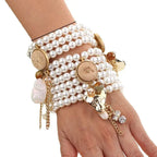 Perlenarmband-Set mit goldenen Details.